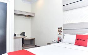 Reddoorz Plus Near Makassar Town Square